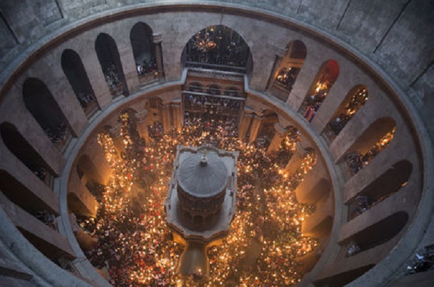 В Украину прибыл Благодатный огонь