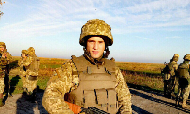 "Такой красивый и молодой": соцсети тронуло фото погибшего бойца АТО