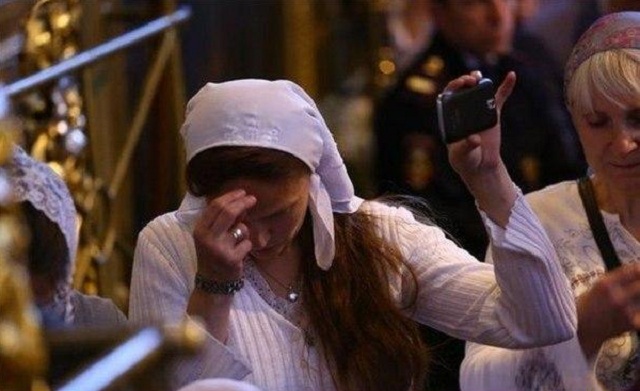 А как же селфи: художник высмеял яркой карикатурой пасхальный ажиотаж