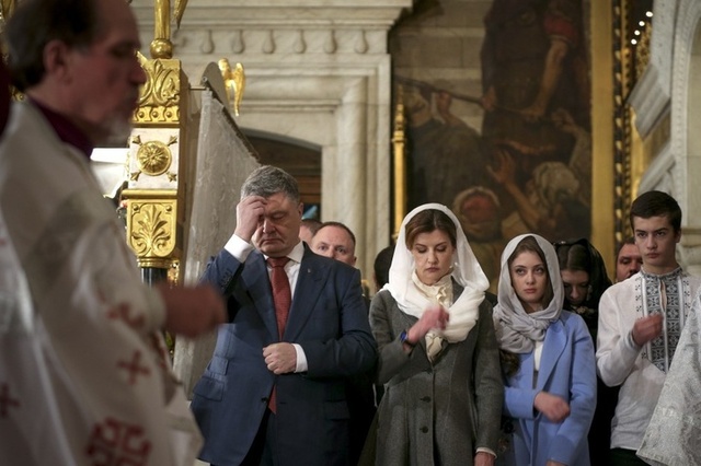 Прихожанка розповіла, як у храмі на Паску дезінфікували ікони для Порошенка