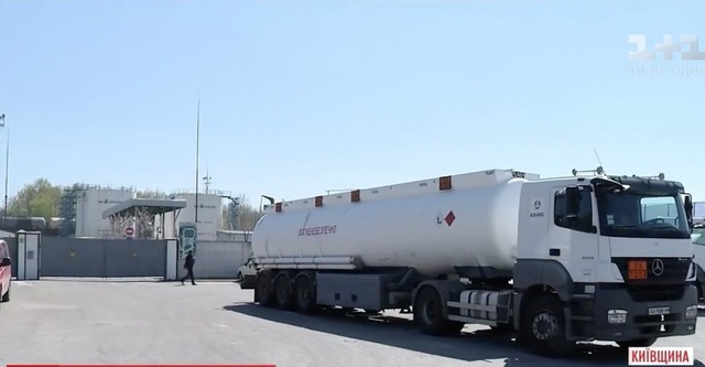 На нефтебазе под Киевом прогремел взрыв