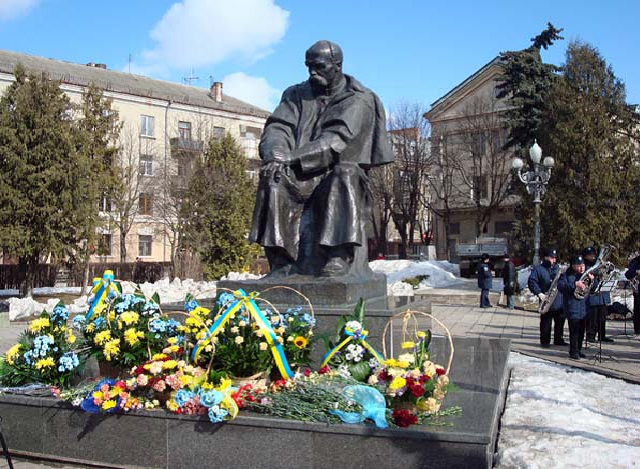 В Черкасской области 90-летний пенсионер установил памятник Шевченко за собственные деньги