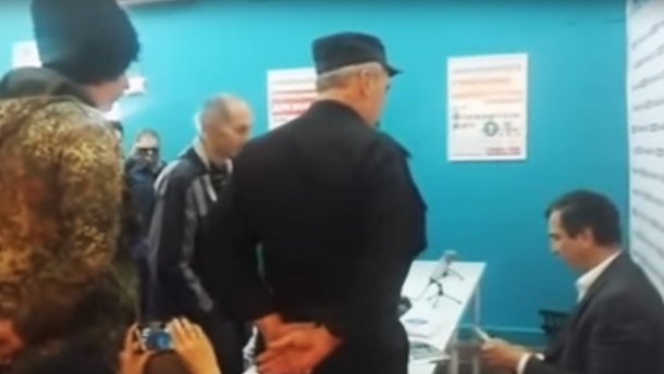 "Казаки" штурмували штаб Навального та звинуватили його у підтримці Бандери