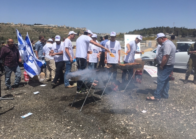 Израильские активисты пожарили шашлыки у окон тюрьмы с объявившими голодовку террористами