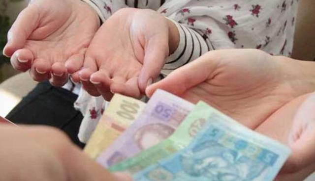 Украинцам заплатят больше: как и кому поднимут выплаты в апреле