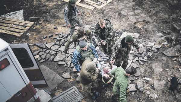 Волонтер: Поранений просив не розрізати скривавлену вишиванку, бо її вишивала мати