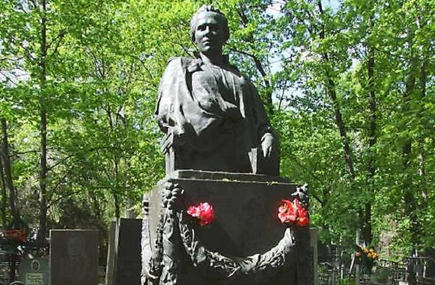 У Києві вандали сплюндрували могилу Лесі Українки