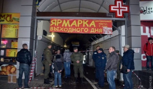 В результате пожара на рынке в Одессе пострадали 7 полицейских