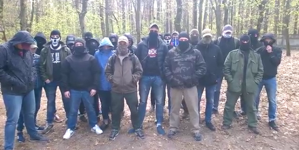 Два десятка мужчин с закрытыми лицами готовы противостоять «черниговской банде» подростков