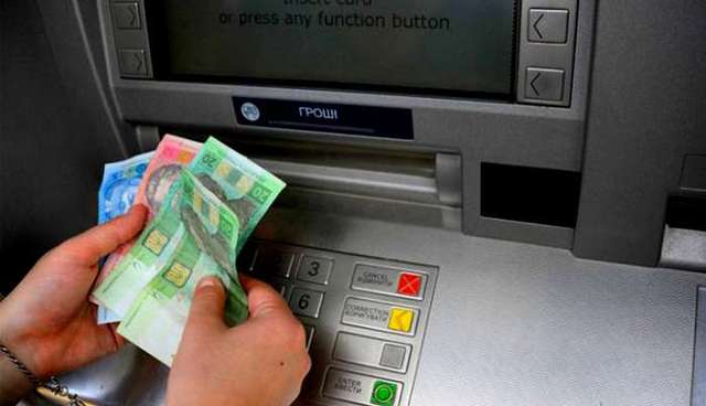 Тернопольский злоумышленник забрал из банкомата полмиллиона гривен