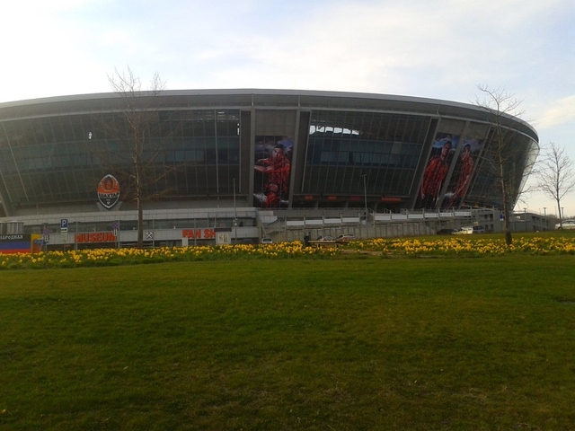 В сети высмеяли "толпы" отдыхающих на захваченной боевиками "Донбасс Арене"