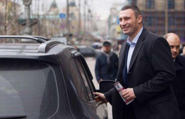 Тайные паркинги мэрии Кличко: служебные авто ездят в рестораны и спортклубы