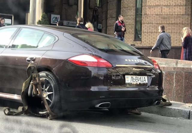 У центрі Києва провчили "левицю" на спорткарі