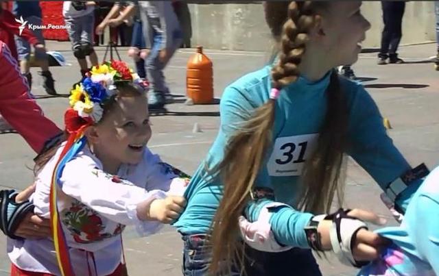 Сеть покорила маленькая крымчанка в вышиванке и на роликах