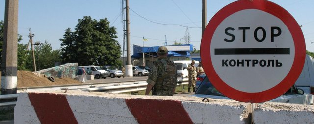 В зоні АТО правоохоронники затримали три фури контрабандного товару