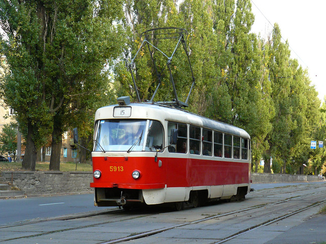 В Киеве на Харьковском трамвай переехал женщину, движение заблокированно