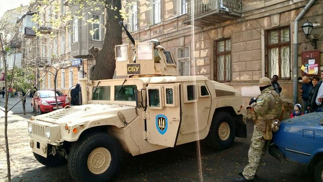 В преддверии 2 мая по Одессе ездит бронетехника с пулеметами