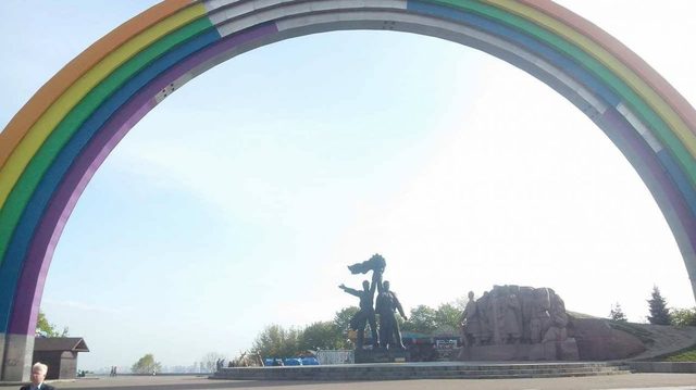 Правый Сектор рассказал, что делать с цветами ЛГБТ на Арке Дружбы народов