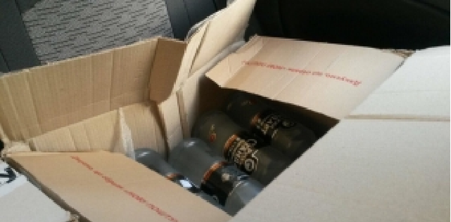 Соцсети гадают, для кого под стены НБУ привезли три ящика запрещенной российской водки