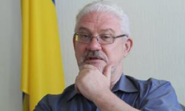 Экс-судья Шишкин: Украинцев травят цианидом, который подают с тортом "Рошен"