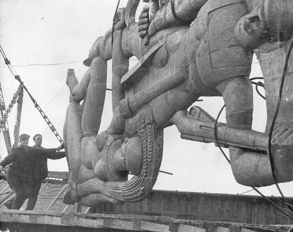 Не декоммунизируются. Мэр Днипра встал на защиту барельефа «женские сиськи»