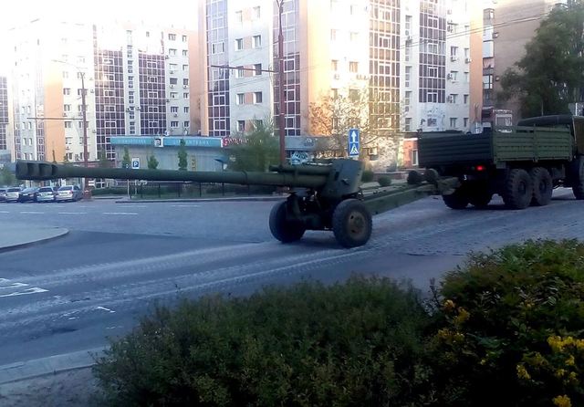 Оккупанты в Донецке вывели на улицы российскую технику