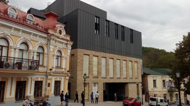 Бюрократія і обіцянки як перевірений метод «не чіпати» Театр на Подолі