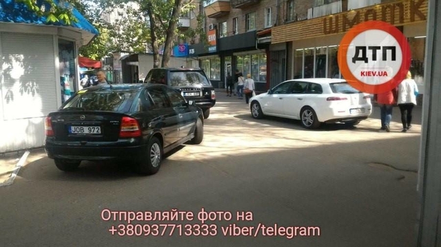 В Киеве к автонарушителю с группой поддержки приехали 10 патрулей