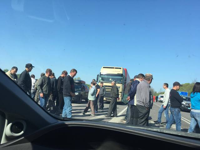 Появились фото, как на Волыни третий день блокируют международную трассу на Варшаву