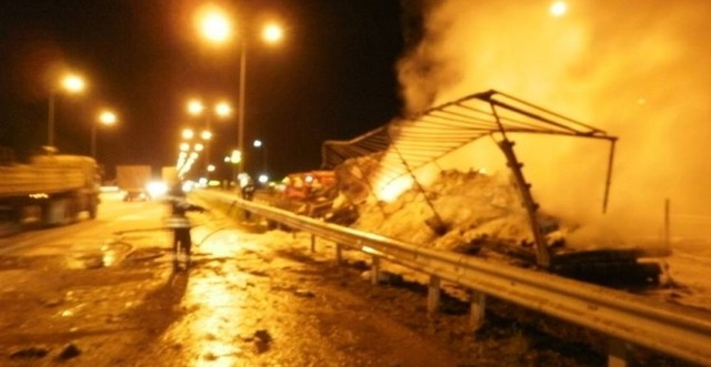 На трассе до Харькова сгорел грузовик от падения рекламного щита