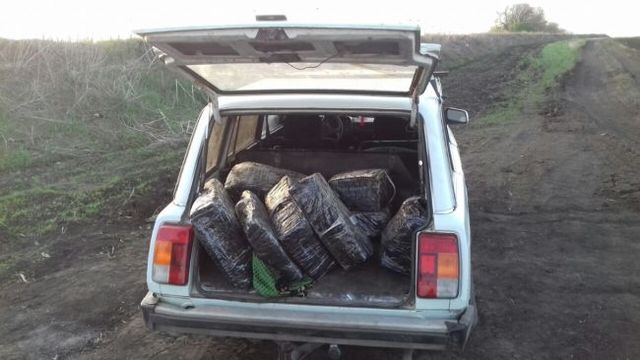 На границе с Россией пограничники задержали двух украинцев с 9 мешками сала