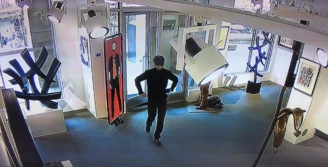 В США мужчина за несколько секунд уничтожил картину за $3 млн