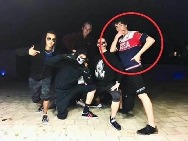 Футболку сына Порошенко с надписью Russia объяснили борьбой с силами зла