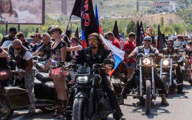 Чехи опозорили байкеров Путина в центре Праги