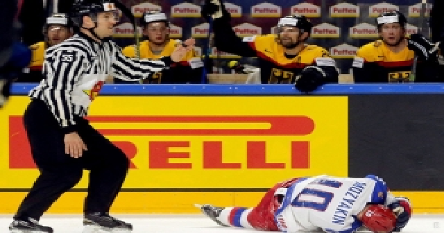 Российские хоккеисты устроили массовую драку с немцами прямо на ледовой площадке