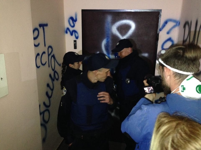 "Азовцы" заблокировали ряд политиков в квартирах: опубликованы фото