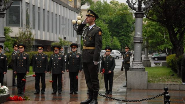Генералы ВСУ возложили цветы на могилу Ватутина