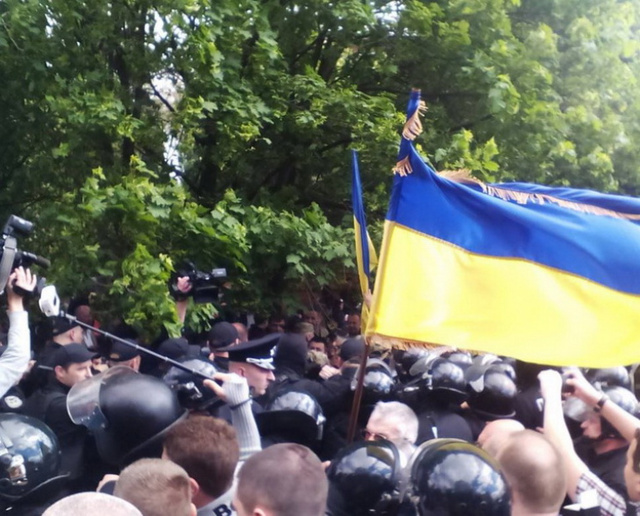 В Николаеве 9 мая произошла потасовка между ветеранами и АТО-шниками