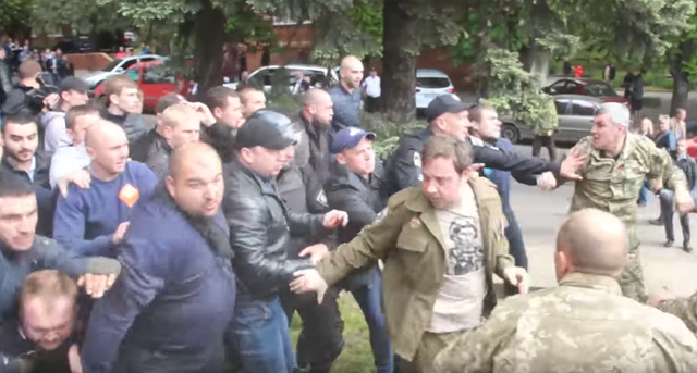 Появились видео, как титушки и полиция избивали ветеранов АТО в Днепре