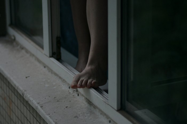 В Киеве луганчанка пыталась выпрыгнуть с 11 этажа, но зацепилась за кондиционер