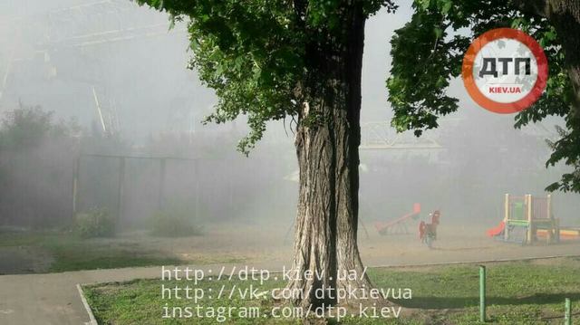 На левом берегу Киева горит огромный рынок