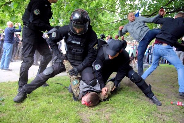 Сколько еще «победобесных» маршей выдержит Национальная полиция