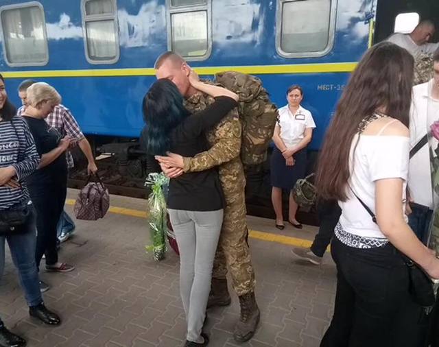 Офицер, вернувшись домой из АТО, прямо на перроне сделал предложение любимой