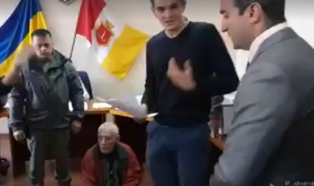 Одесситы отстаивают свои права, лежа перед чиновниками