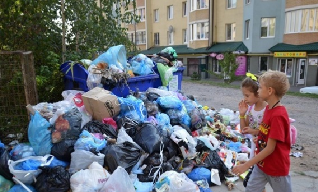 Мусор из Львова докатился до летнего детского лагеря под Киевом