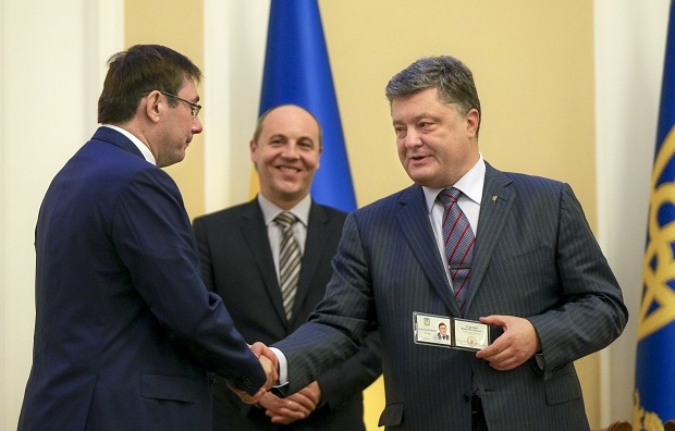 Порошенко: Луценко должен отчитаться о проделанной за год работе