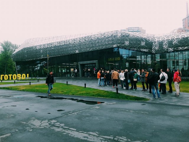 В сети появились фото огромных очередей в Киеве за биометрическими паспортами