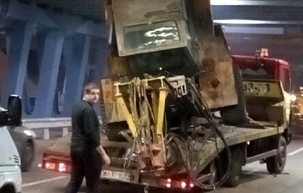 У Києві на Лівобережній навантажувач застряг під мостом