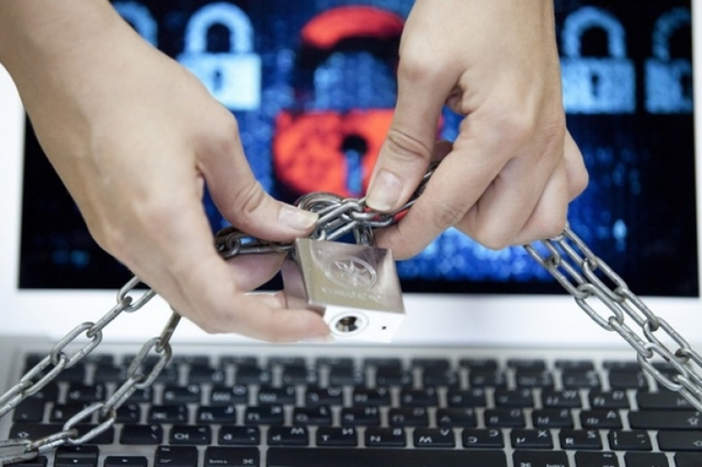 Правозащитник подал иск к Порошенко за блокировку интернет-сайтов и соцсетей