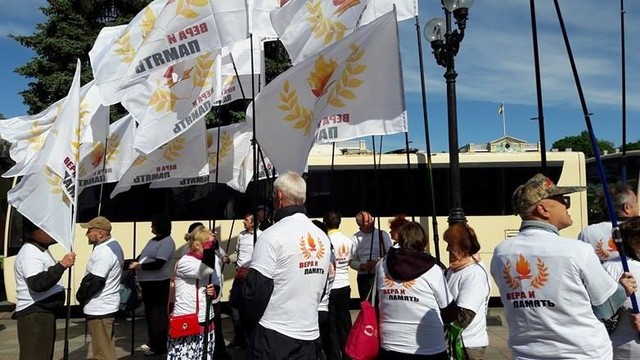 Молебен "о вразумлении депутатов": верующие митингуют под Радой против скандальных законов